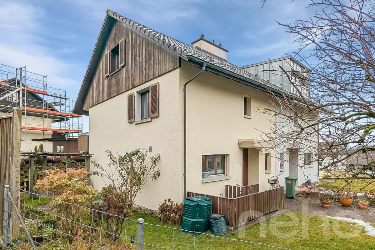 Modernisiertes DEFH mit PV-Anlage, Wärmepumpe und Pergola