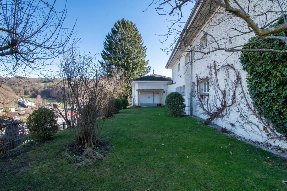 Grosszügiges 6-Zimmer Doppeleinfamilienhaus mit Landhauscharakter und sonnigem Garten in ruhiger Lage nahe Bern.
