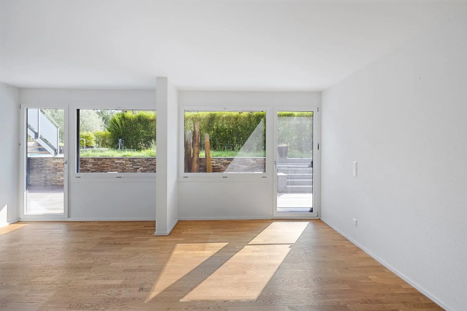 Leben mit Pool, grosser Terrasse und Limmatblick