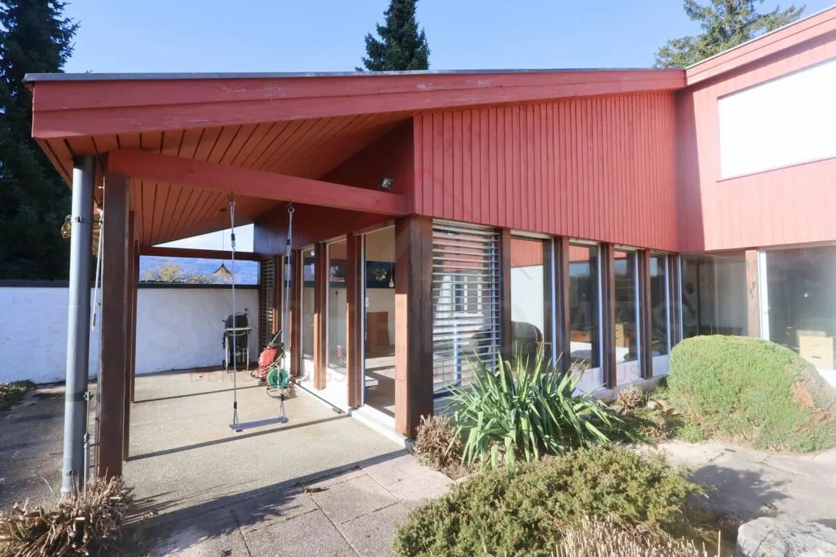 Grosszügiges Einfamilienhaus mit Seesicht und Pool