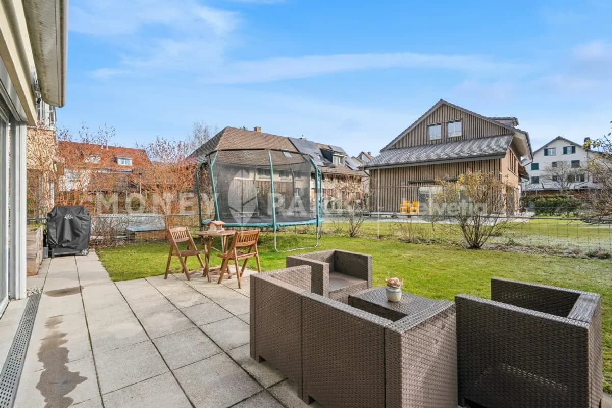 Charmante 2.5-Zimmer-Gartenwohnung mit riesigem Privatgarten