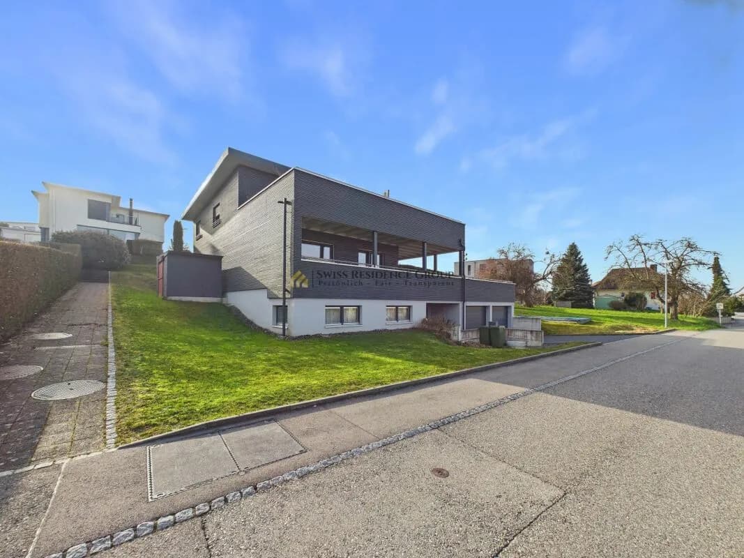 Modernes Generationenhaus mit Terrassen, Garten und Weitsicht in Bellmund