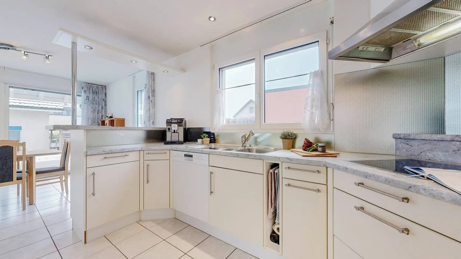 FREISTEHEND UND GUT IM SCHUSS - 5.5 ZIMMER EINFAMILIENHAUS