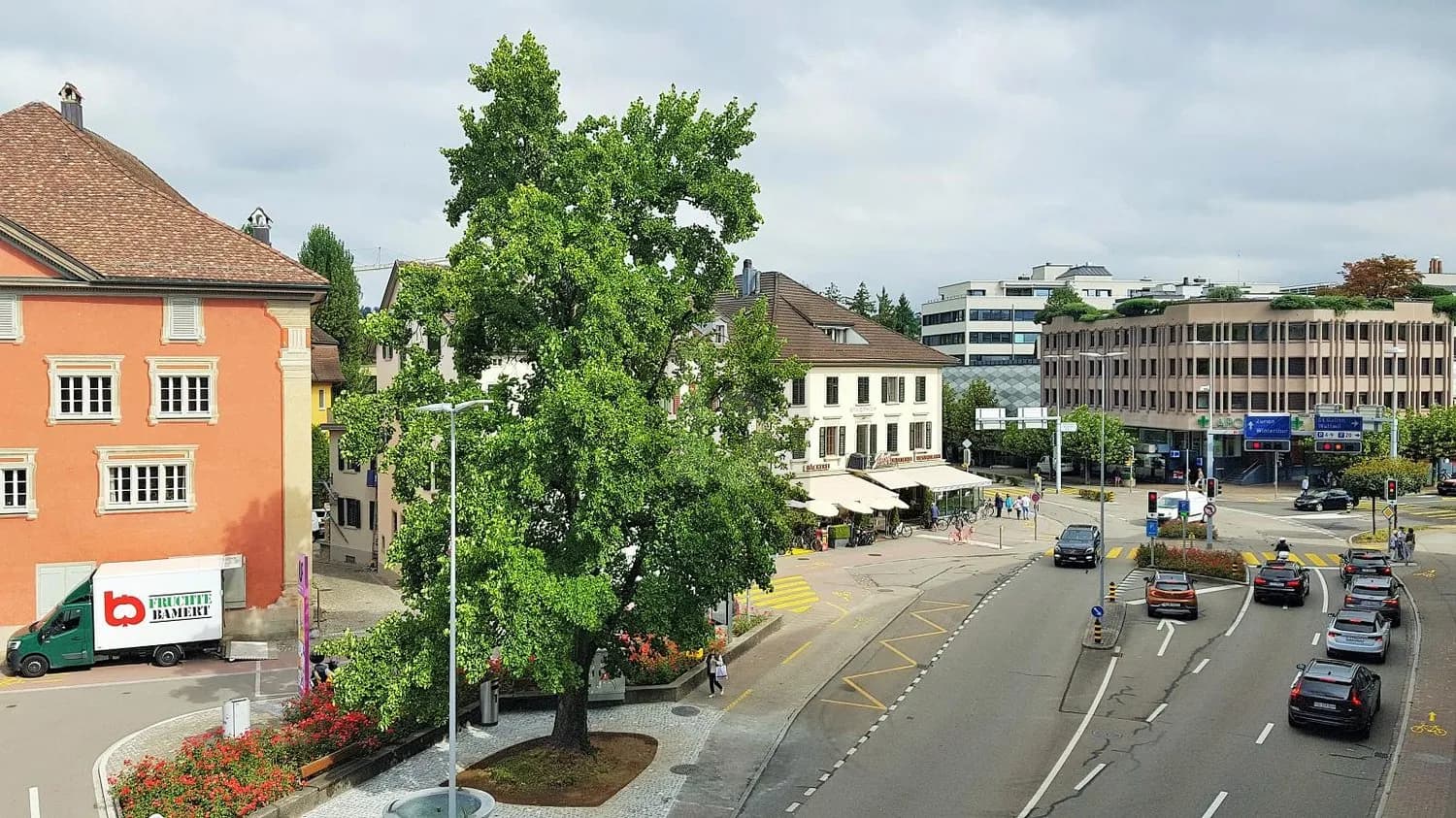 ZENTRAL UND LICHTDURCHFLUTET MIT BALKON