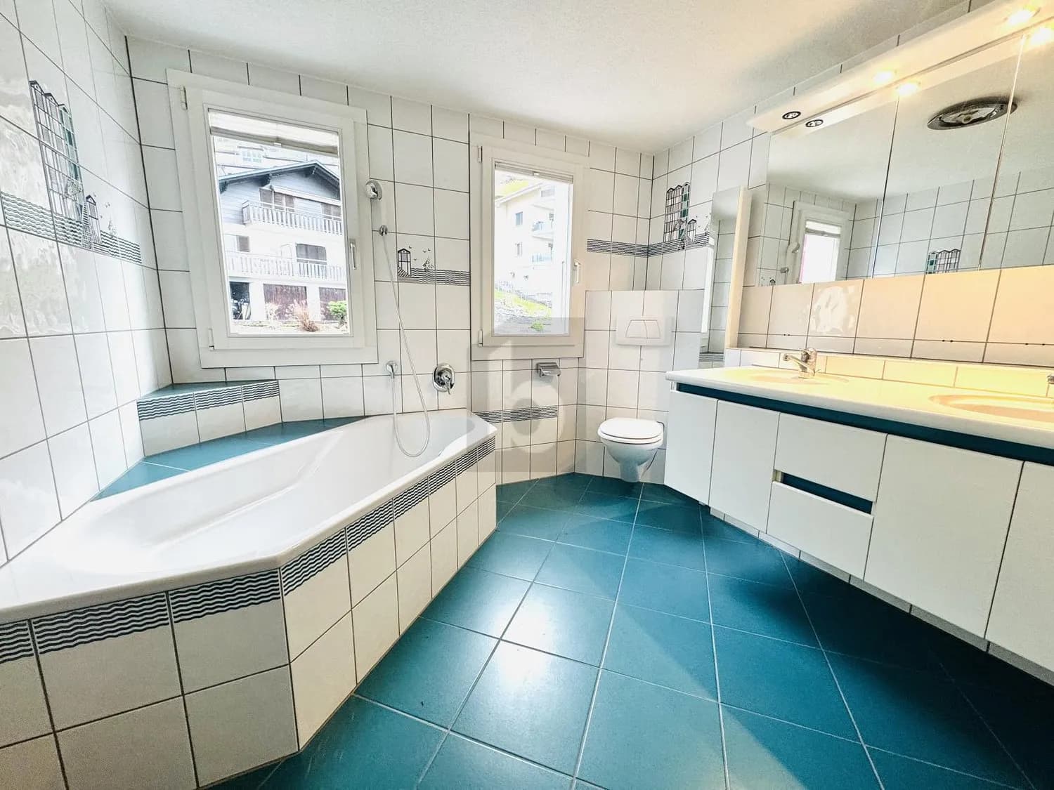 LICHTDURCHFLUTET MIT HERRLICHER AUSSICHT