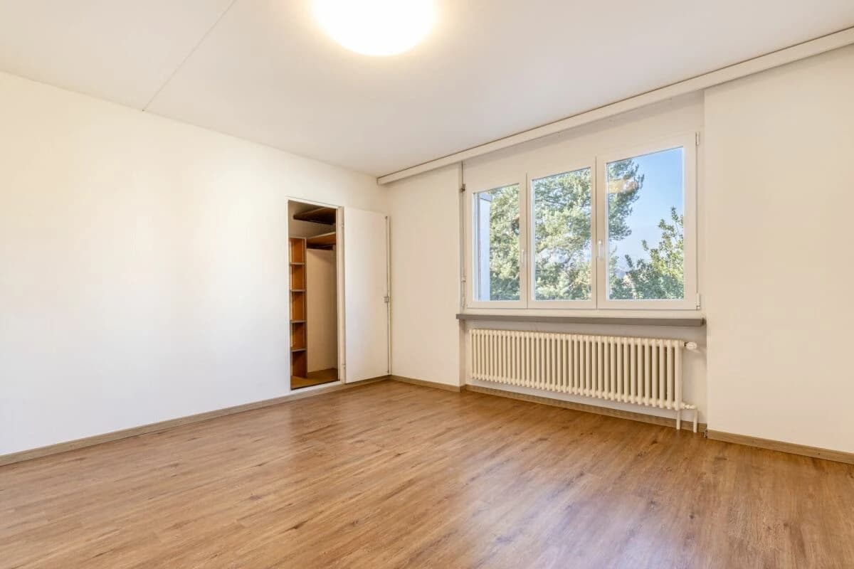 Renoviertes 5-Zimmer Mittelhaus mit Aussenparkplatz im beliebten Nägelseequartier
