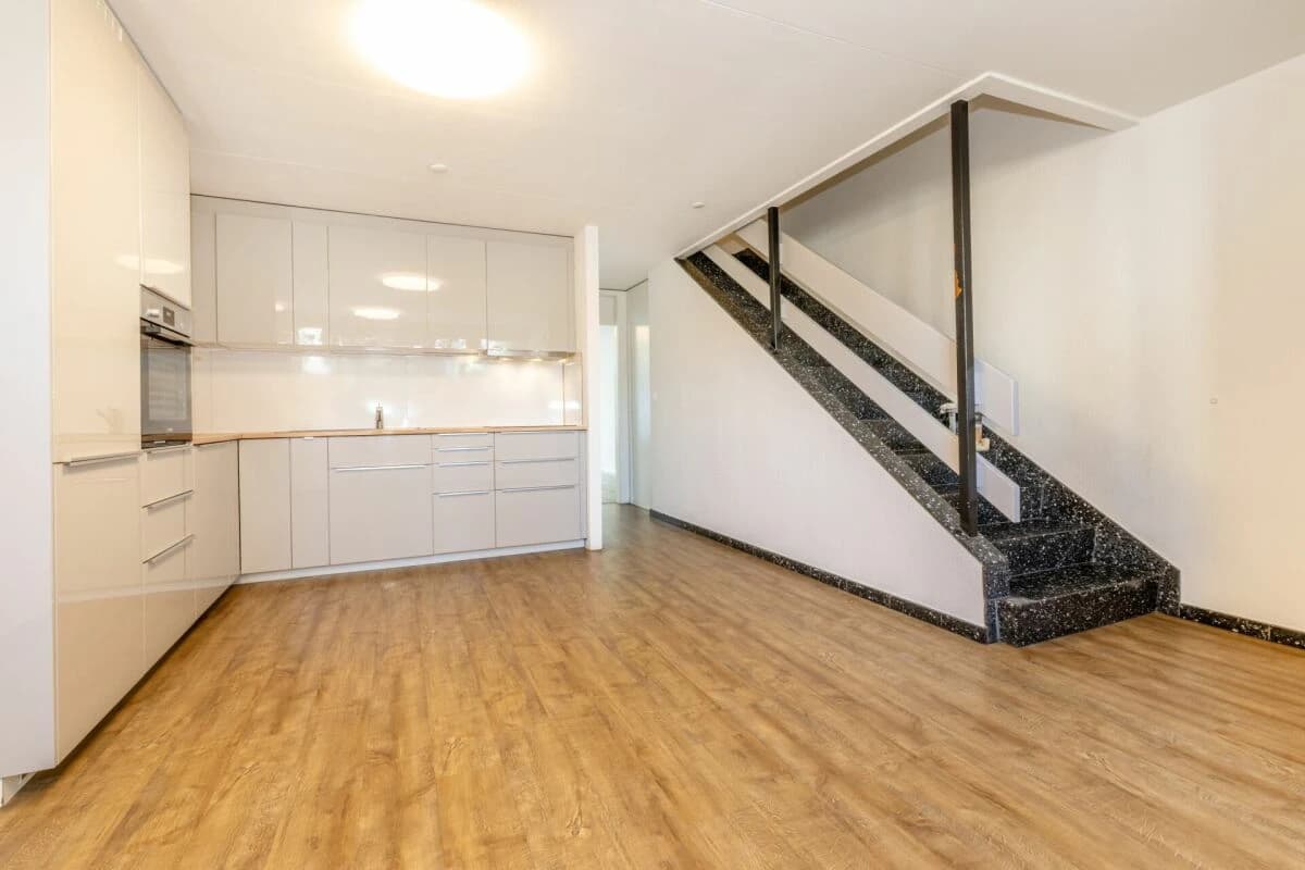 Renoviertes 5-Zimmer Mittelhaus mit Aussenparkplatz im beliebten Nägelseequartier