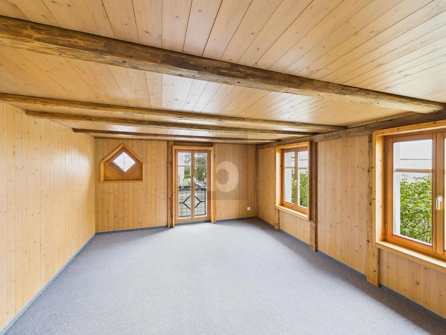 LICHTDURCHFLUTET MIT HOHEN DECKEN