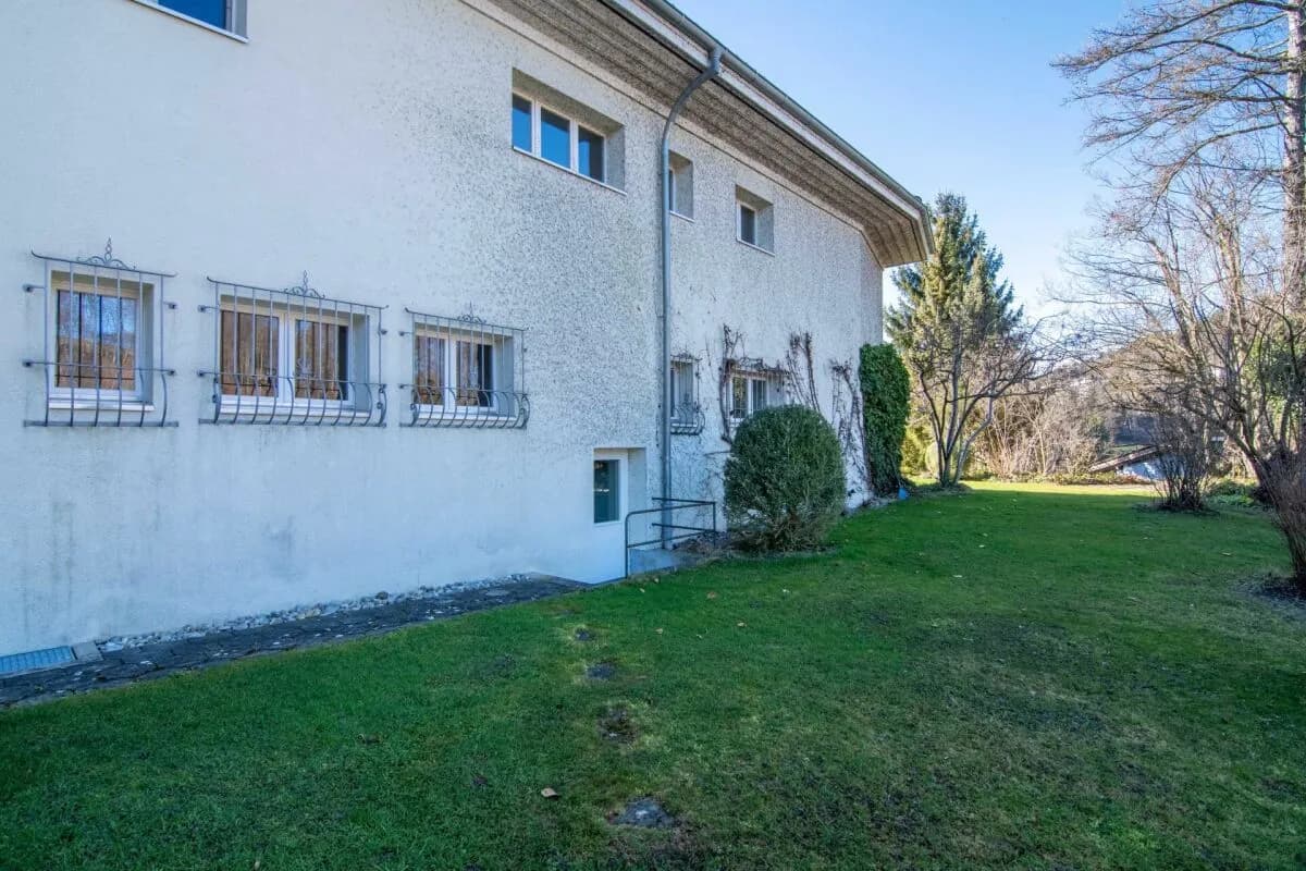 Grosszügiges 6-Zimmer Doppeleinfamilienhaus mit Landhauscharakter und sonnigem Garten in ruhiger Lage nahe Bern.