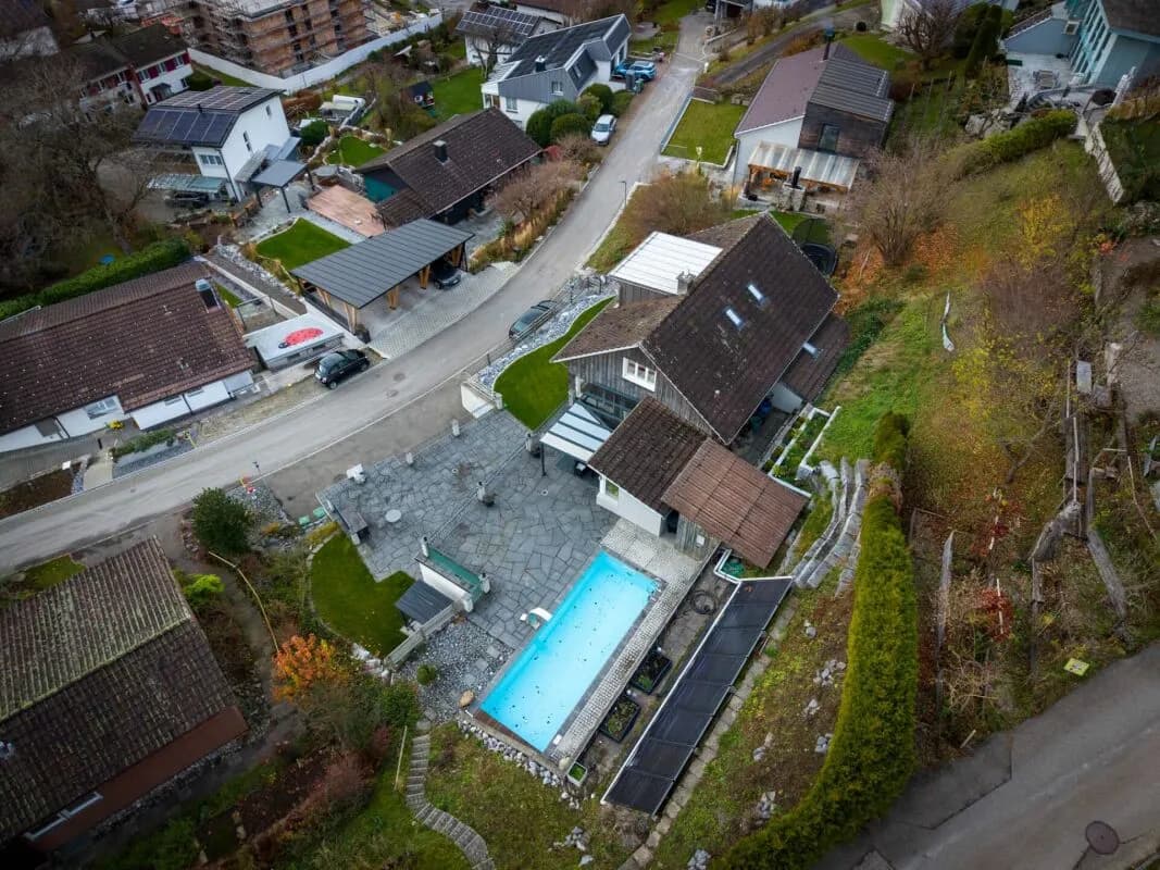 Komplett renoviert, mit Pool und traumhafter Aussicht!