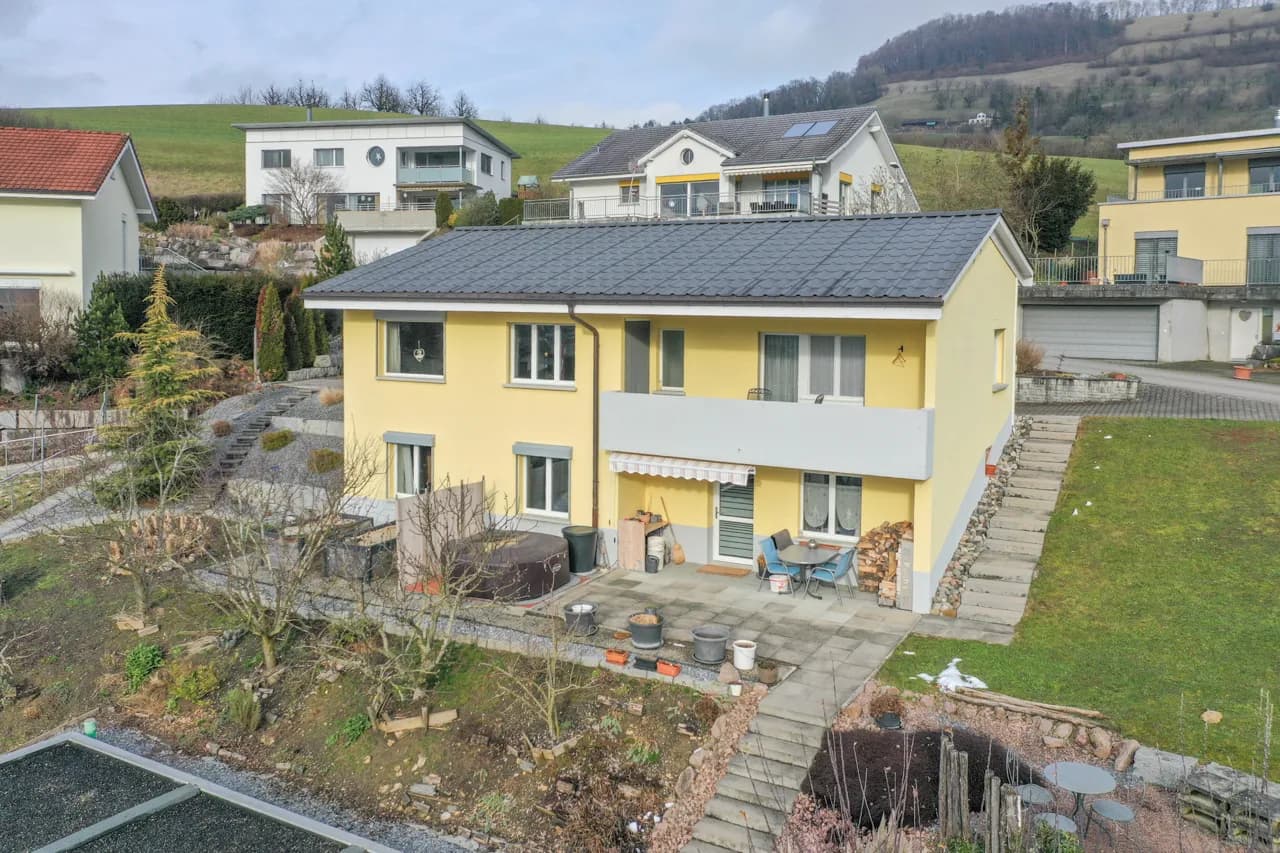 Sonnige Aussichtslage - Familienhaus mit grossem Parkplatzangebot