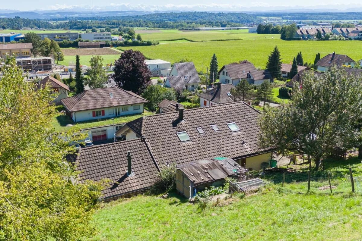 Grosszügiges 6.5-Zimmer-Einfamilienhaus mit Einliegerwohnung, Doppelgarage, 1'053 m² Gartenparadies und Weitsicht auf die Alpen
