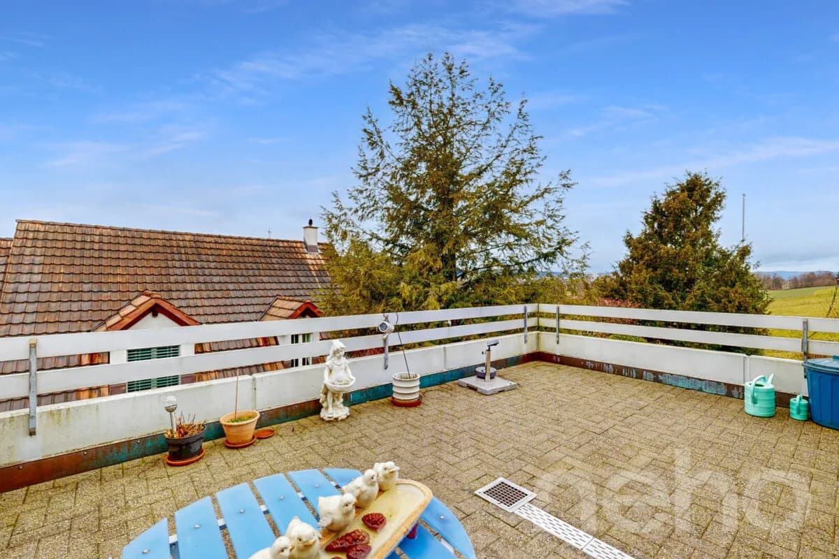 Grosszügige 4.5-Zimmer-Terrassenwohnung mit Lift und Wintergarten