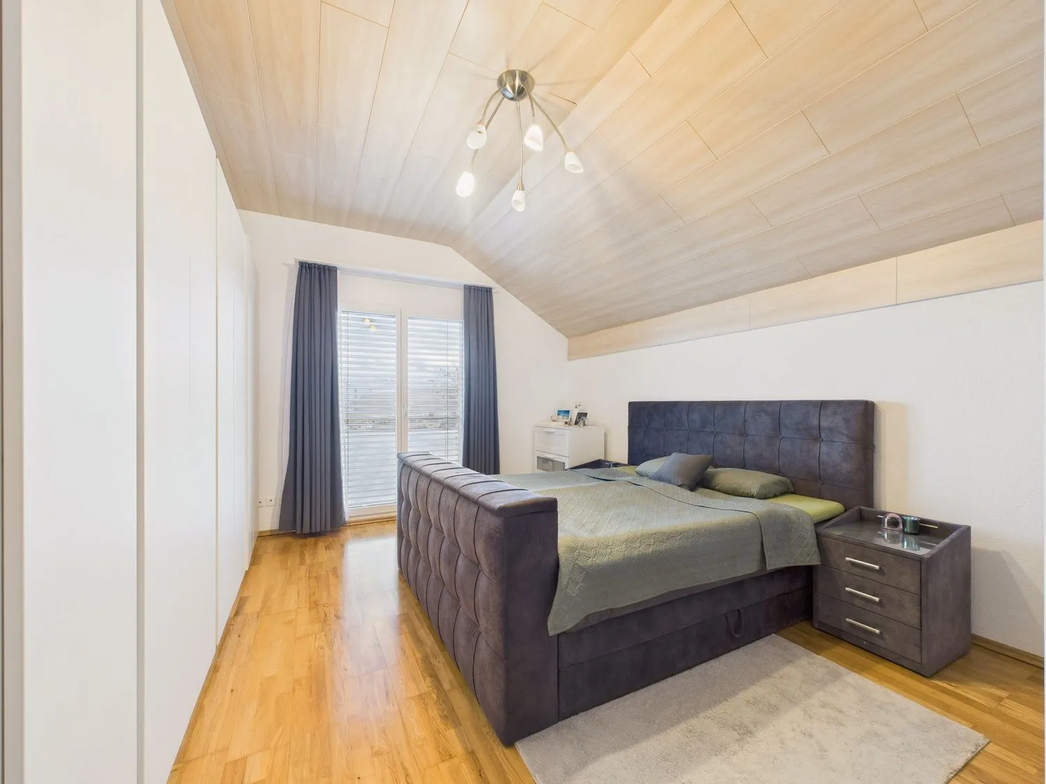 Moderne 6,5-Zimmer-Doppelhaushälfte in Uznach