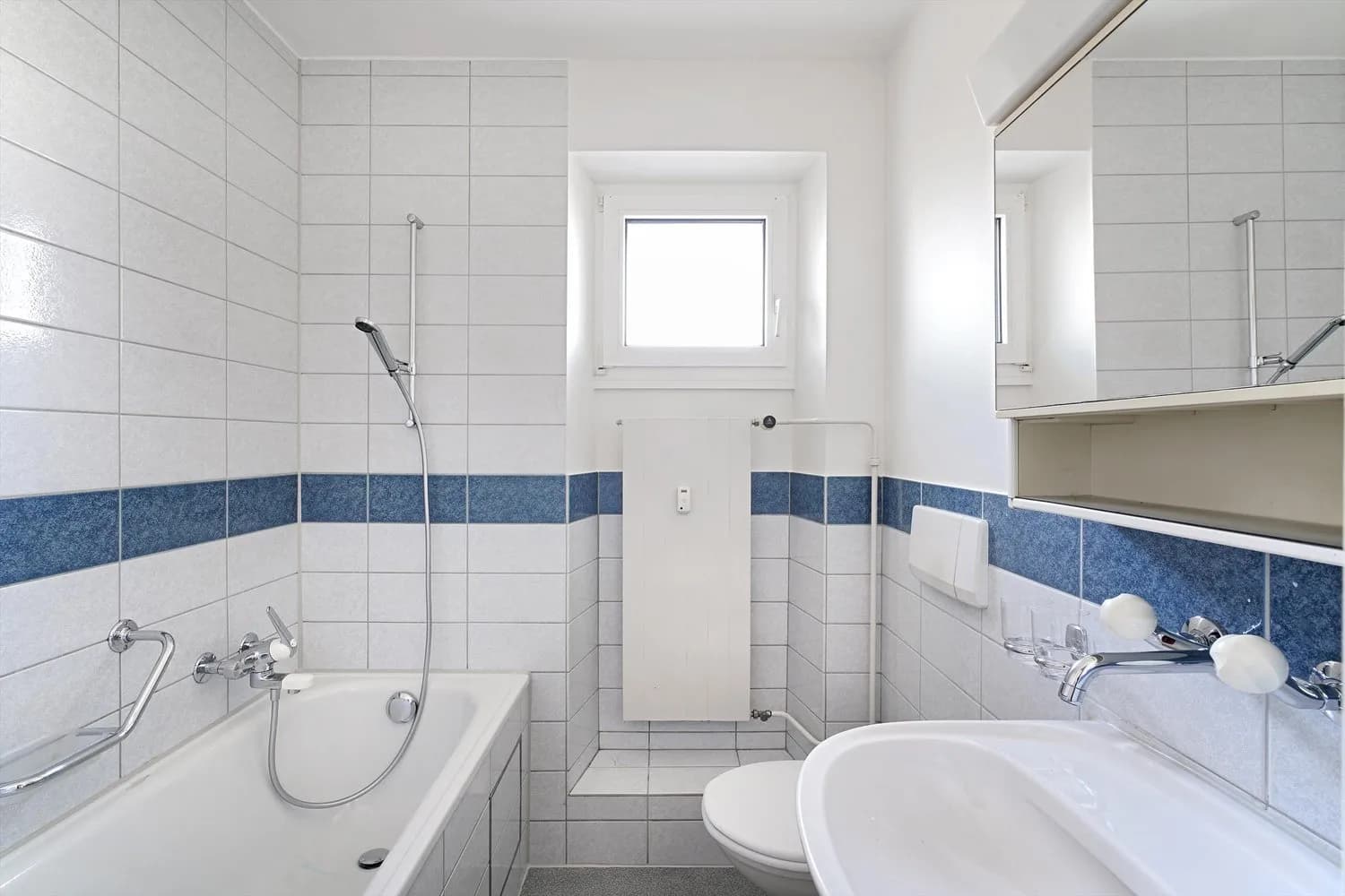 Helle Wohnung mit begrüntem Innenhof!