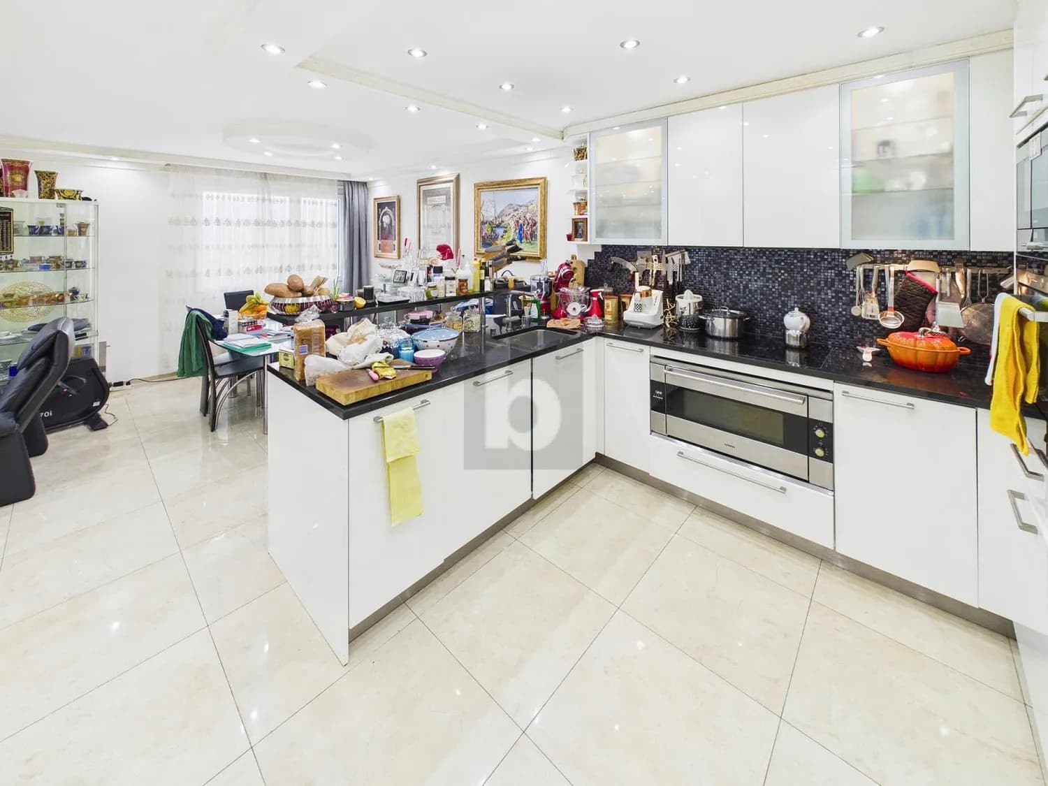 MODERN IN ZENTRALER LAGE