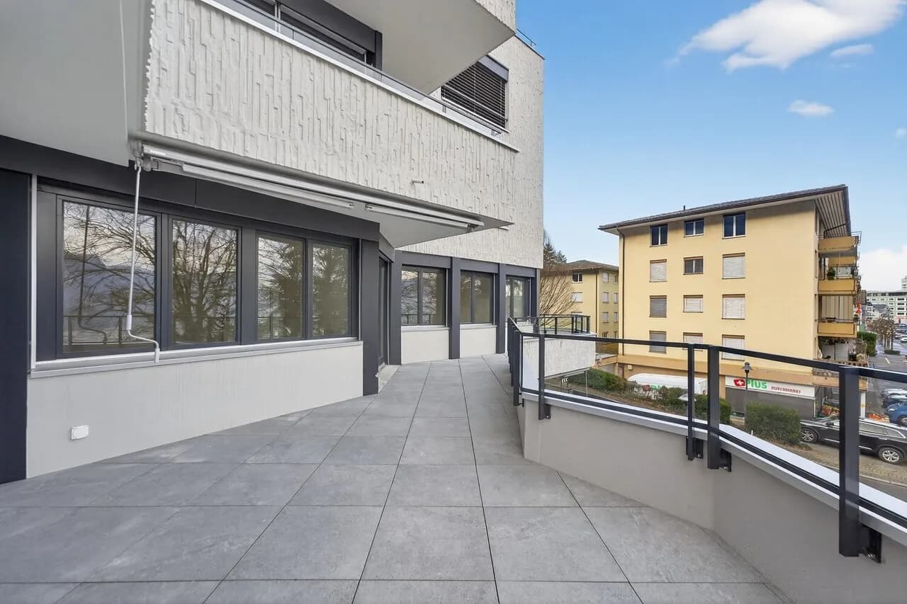 Erstvermietung: Kernsarnierte 3.5-Zimmer-Wohnung mit Berg & Seeblick