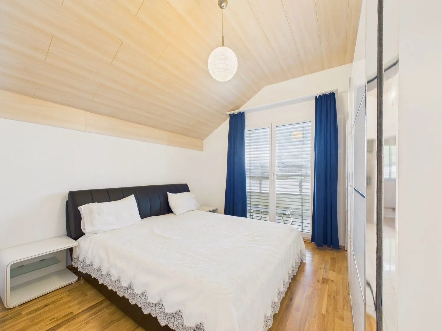 Moderne 6,5-Zimmer-Doppelhaushälfte in Uznach