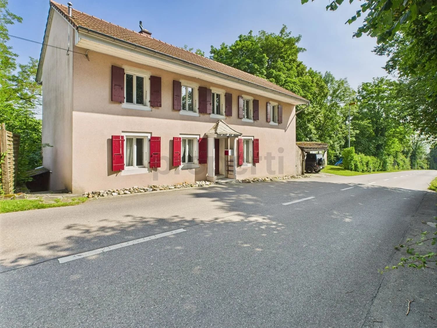 Exklusives Einfamilienhaus in ruhiger Waldrandlage mit Seesicht und Garten