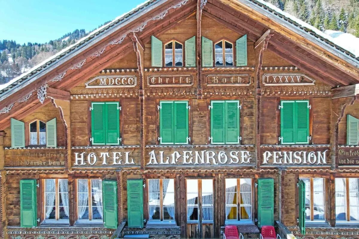 Hotel Pension Alpenrose mit 2 Restaurants und Skilift in Saxeten