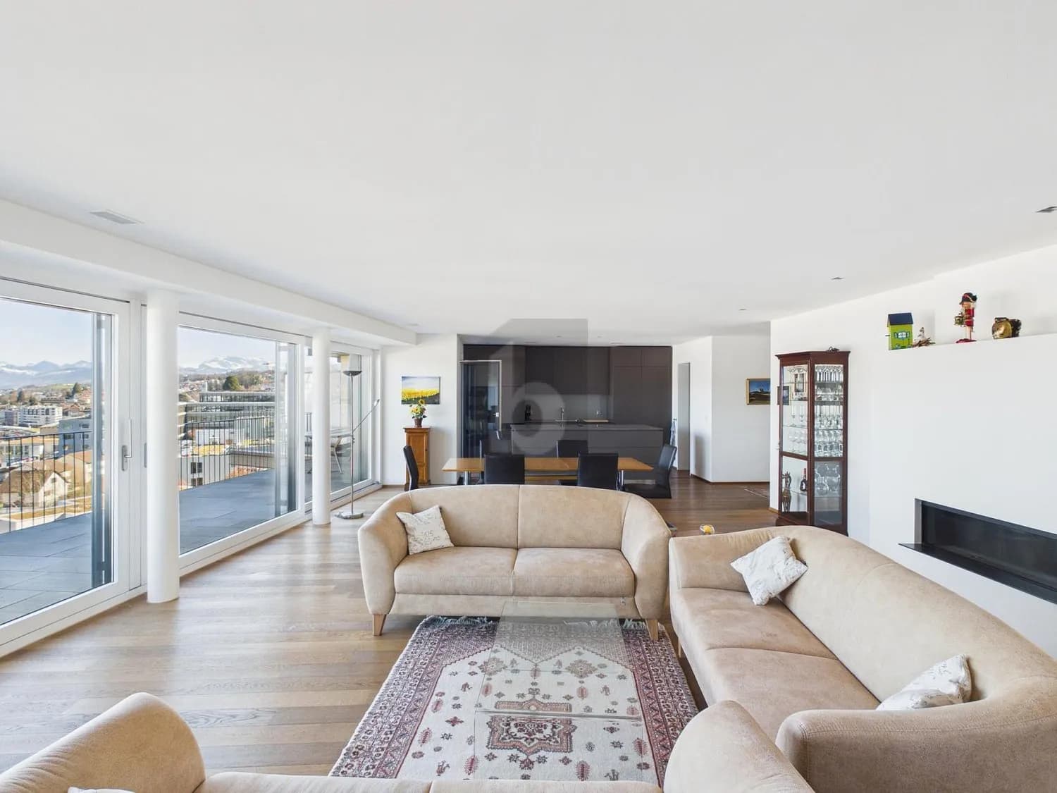 EXKLUSIV MIT 180°-PANORAMABLICK AUF DEN ZÜRICHSEE