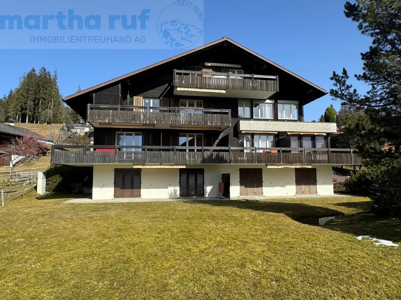 ruhige & moderne 2.5-Zim.-Ferienwohnung mit grossem Eckbalkon