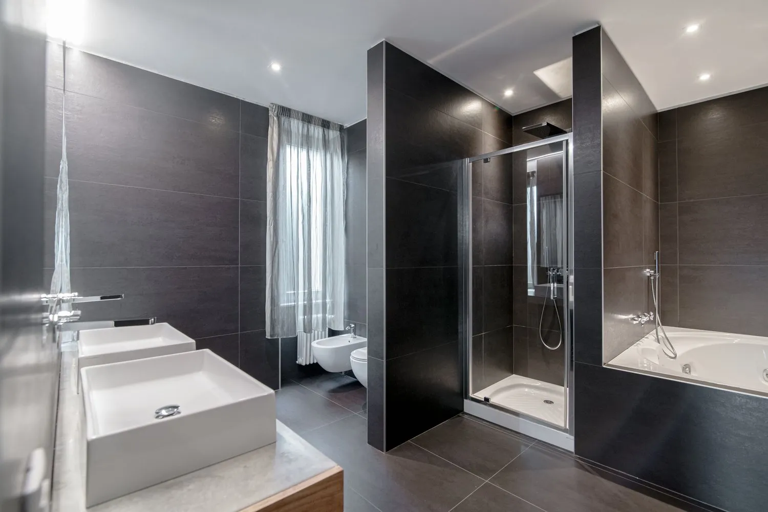 "Villa di Lusso a Lugano: Design Moderno e Vista Lago Mozzafiato" / "Luxuriöse Villa in Lugano: Modernes Design und Atemberaubender Seeblick"