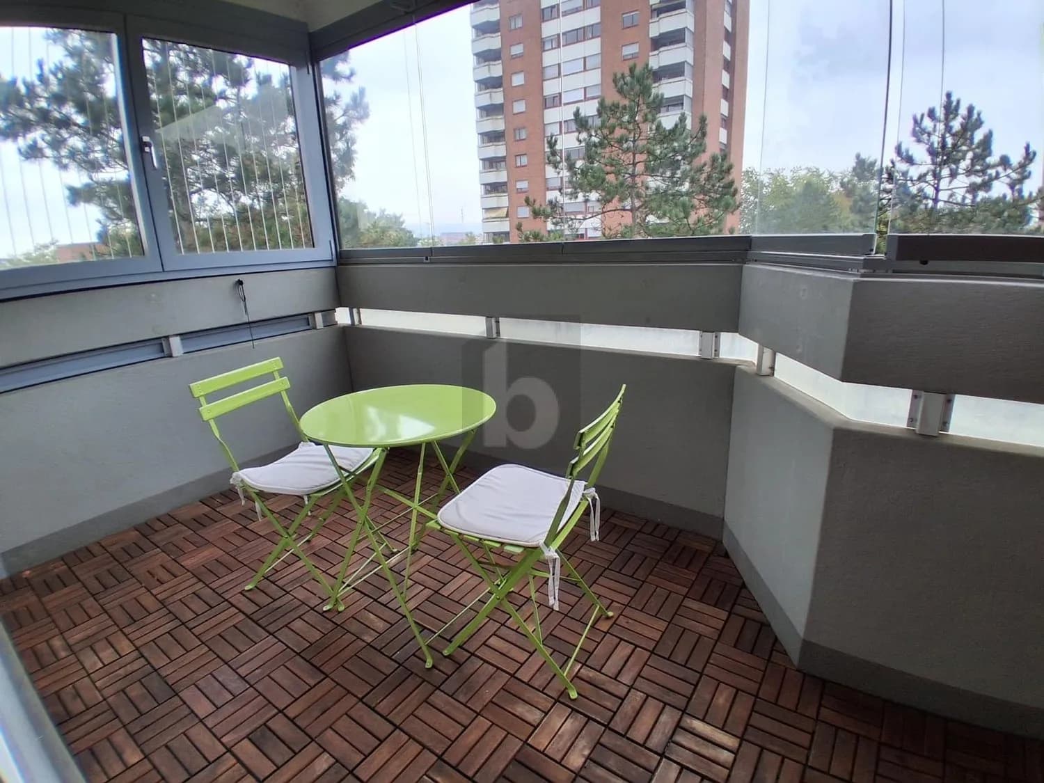 AN ZENTRALER LAGE MIT VERGLASTEM BALKON!