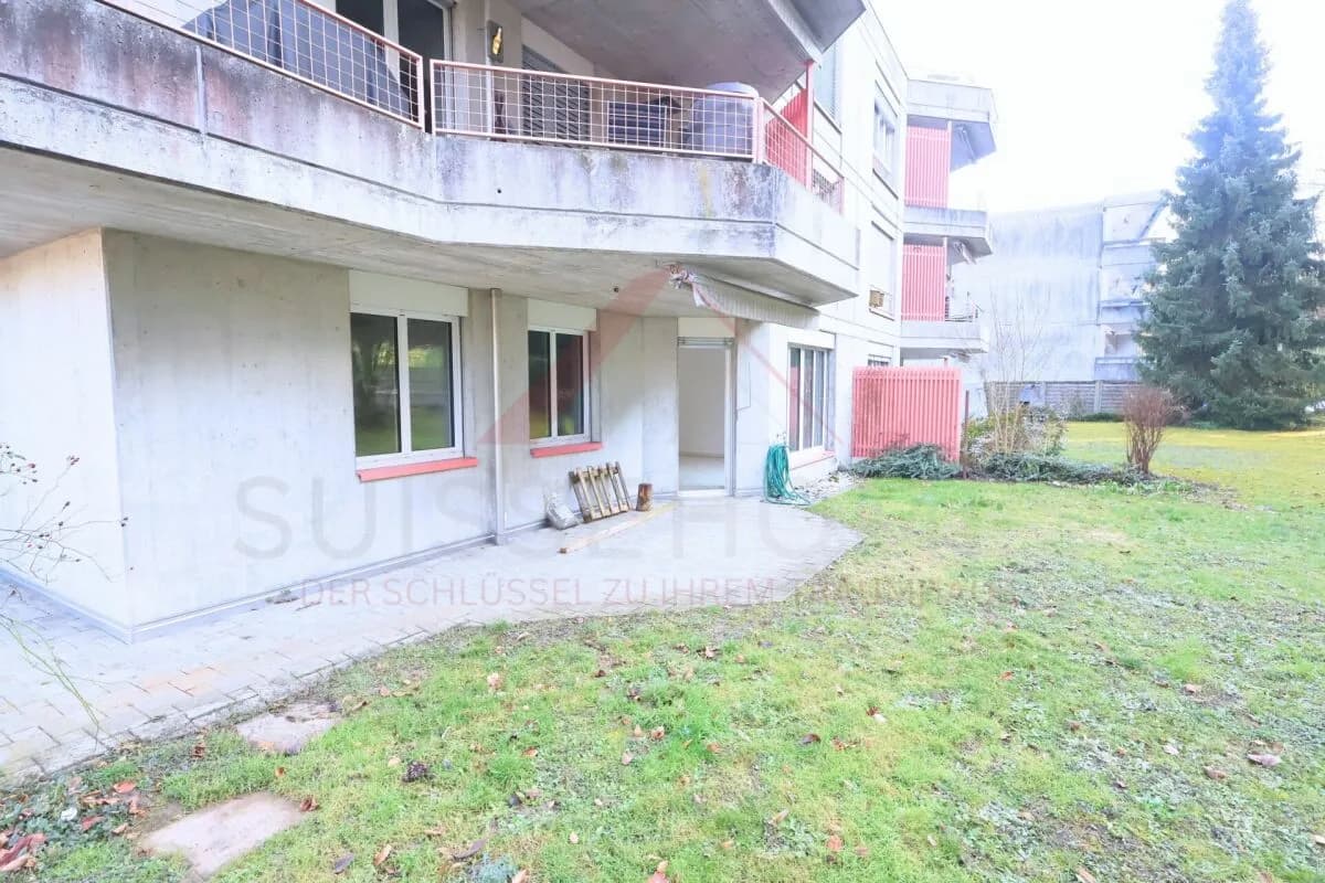 Moderne 4.5-Zimmer-Erdgeschosswohnung mit 36 m² Sitzplatz, Einzelgarage und stufenlosem Zugang in Studen BE