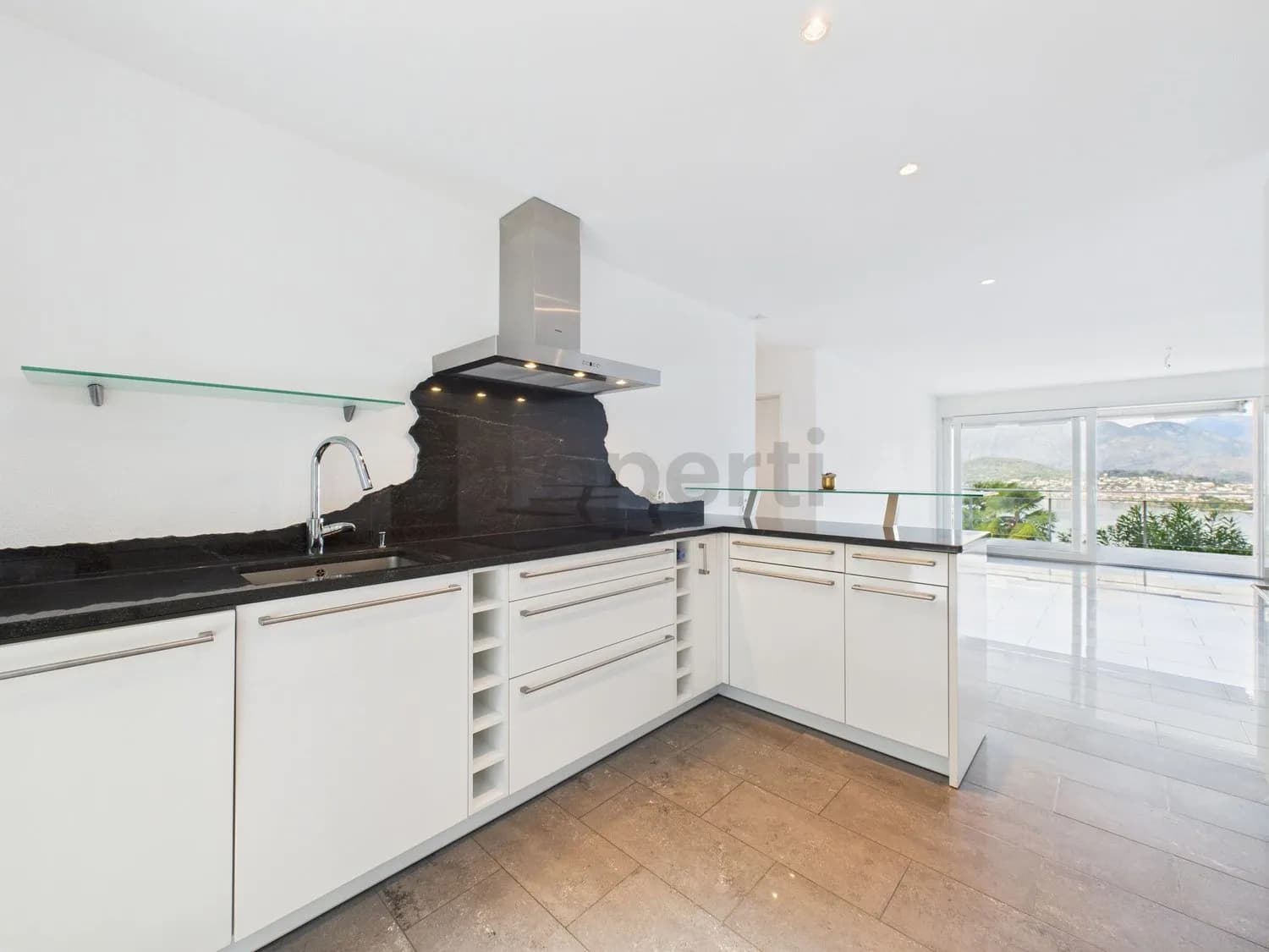 Incantevole appartamento di 3.5 locali con vista mozzafiato sul Lago Maggiore / Charmante 3.5-Zimmer-Wohnung mit Seeblick in Gerra (Gambarogno)