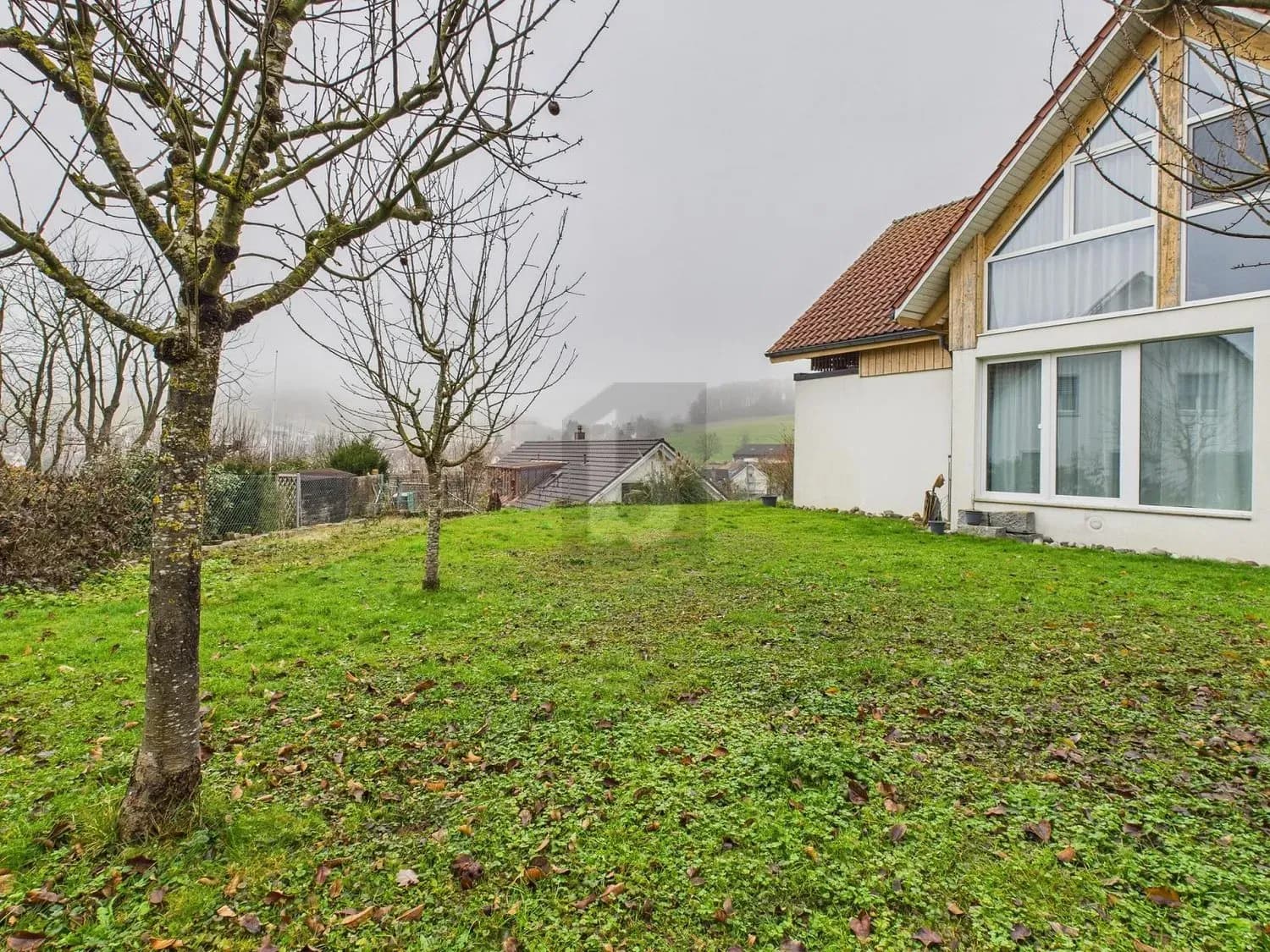 GEHOBENER STANDARD MIT SEHR GROSSEM GARTEN