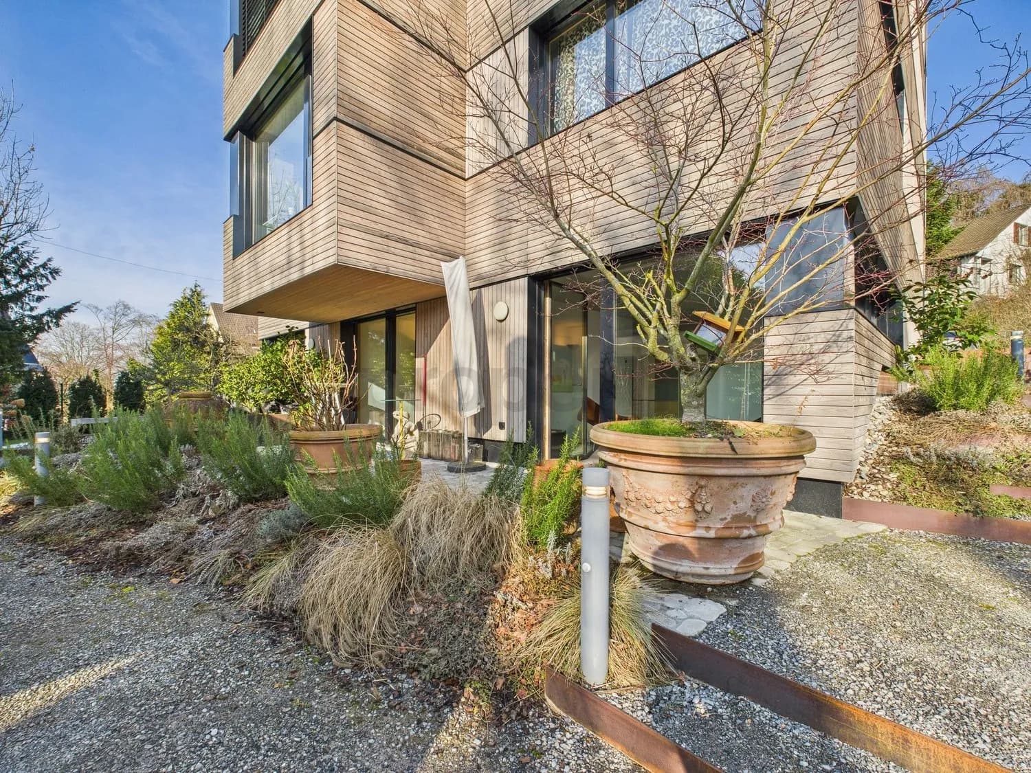 Moderne 2.5-Zimmer Wohnung mit Gartensitzplatz in Zürich