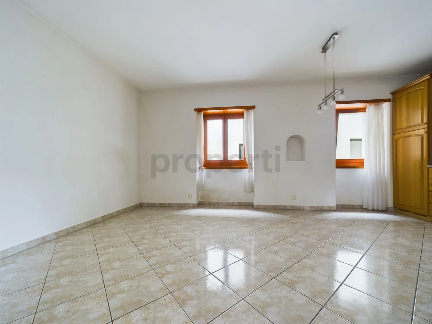 Gebäude mit 4 Wohneinheiten im Zentrum von Losone/ Vendesi palazzina di 4 unità immobiliari nel nucleo di Losone.