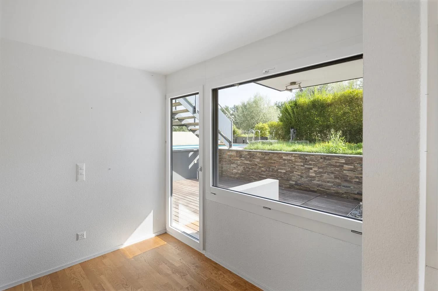 Leben mit Pool, grosser Terrasse und Limmatblick