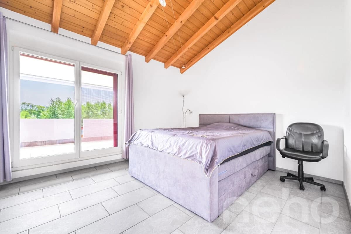 Moderne Doppelhaushälfte mit grossem Umschwung