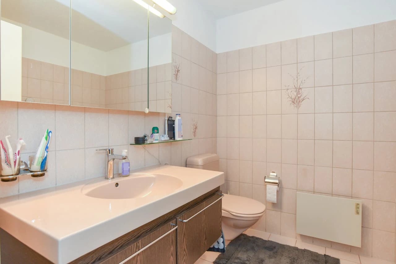 Renovierte Parterre-Wohnung mit Wintergarten und Gartenanteil