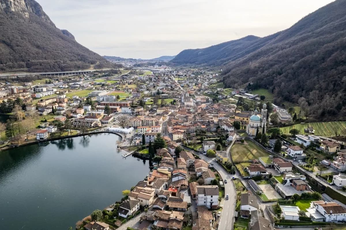 Villa mit grossem Grundstück und Landreserve (R2) / Villa con ampio terreno e riserva edificabile (R2) / Villa with large plot and development reserve (R2)