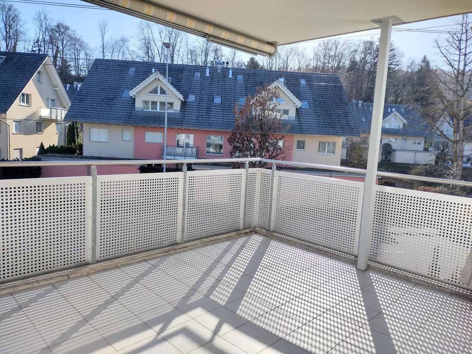 Moderne 5.5-Zimmer-Wohnung mit Lift und viel Licht in Egg