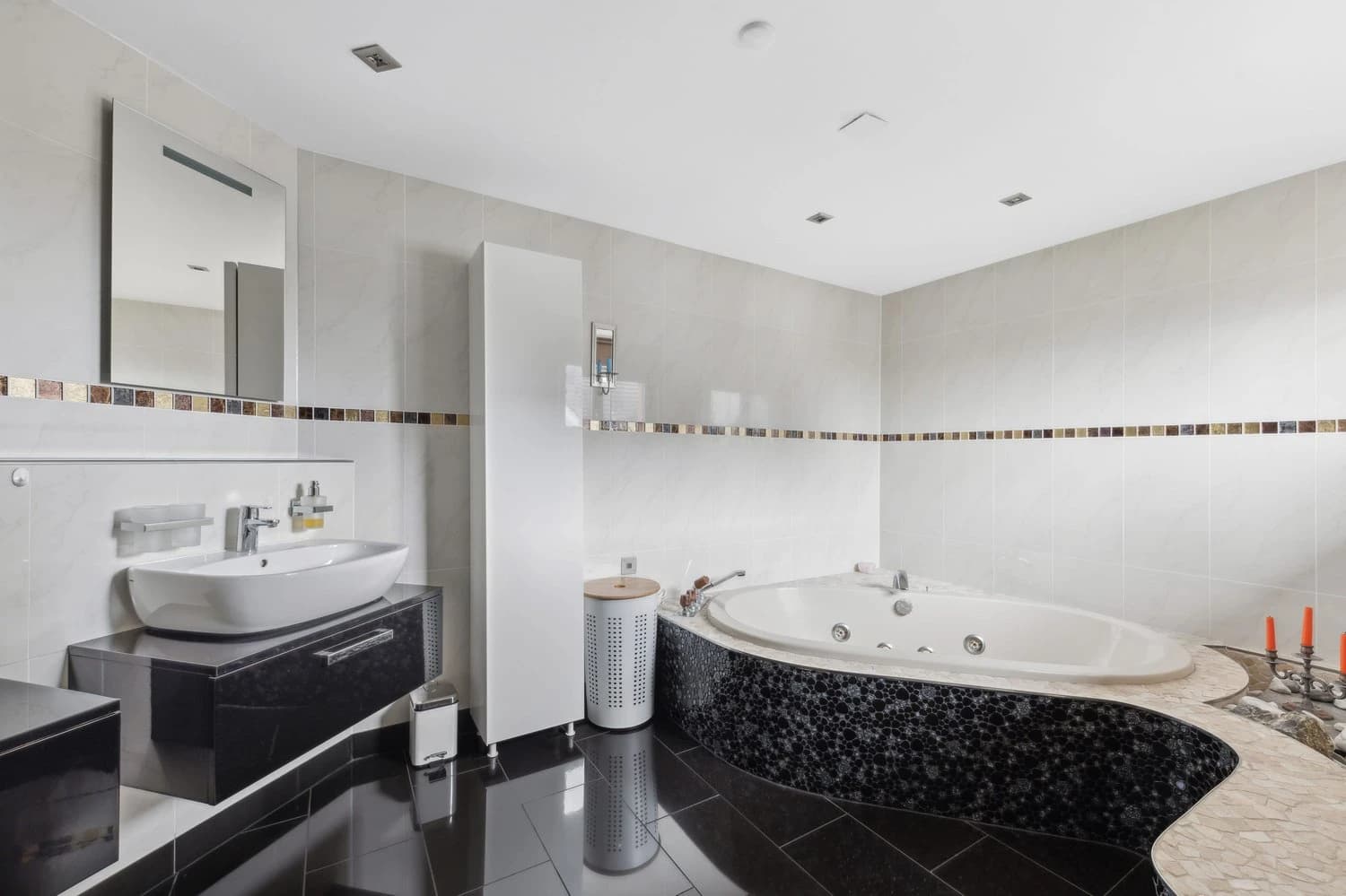 Den Sommer auf den Terrassen der hellen Attika- Maisonette in Henggart geniessen?