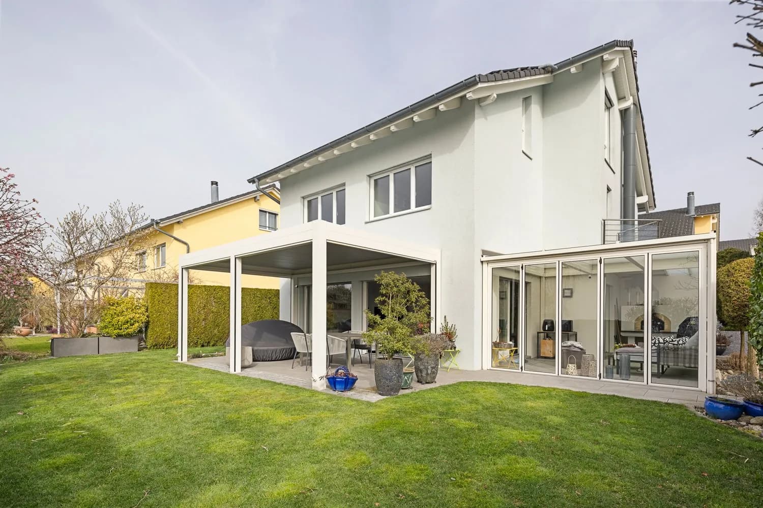 Traumaussicht trifft auf Wohnkomfort und zahlreiche Extras