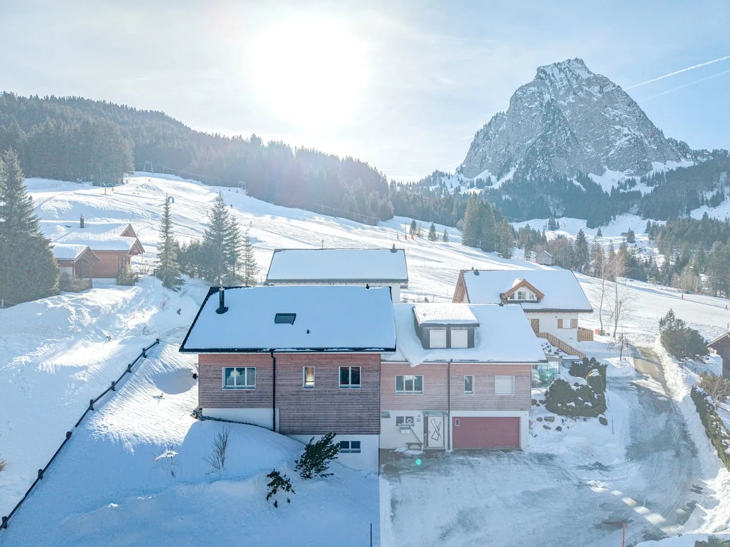 STILVOLLES WOHNEN IM ALPTHAL: SONNIGE 5.5 ZIMMER DOPPELHAUSHÄLFTE