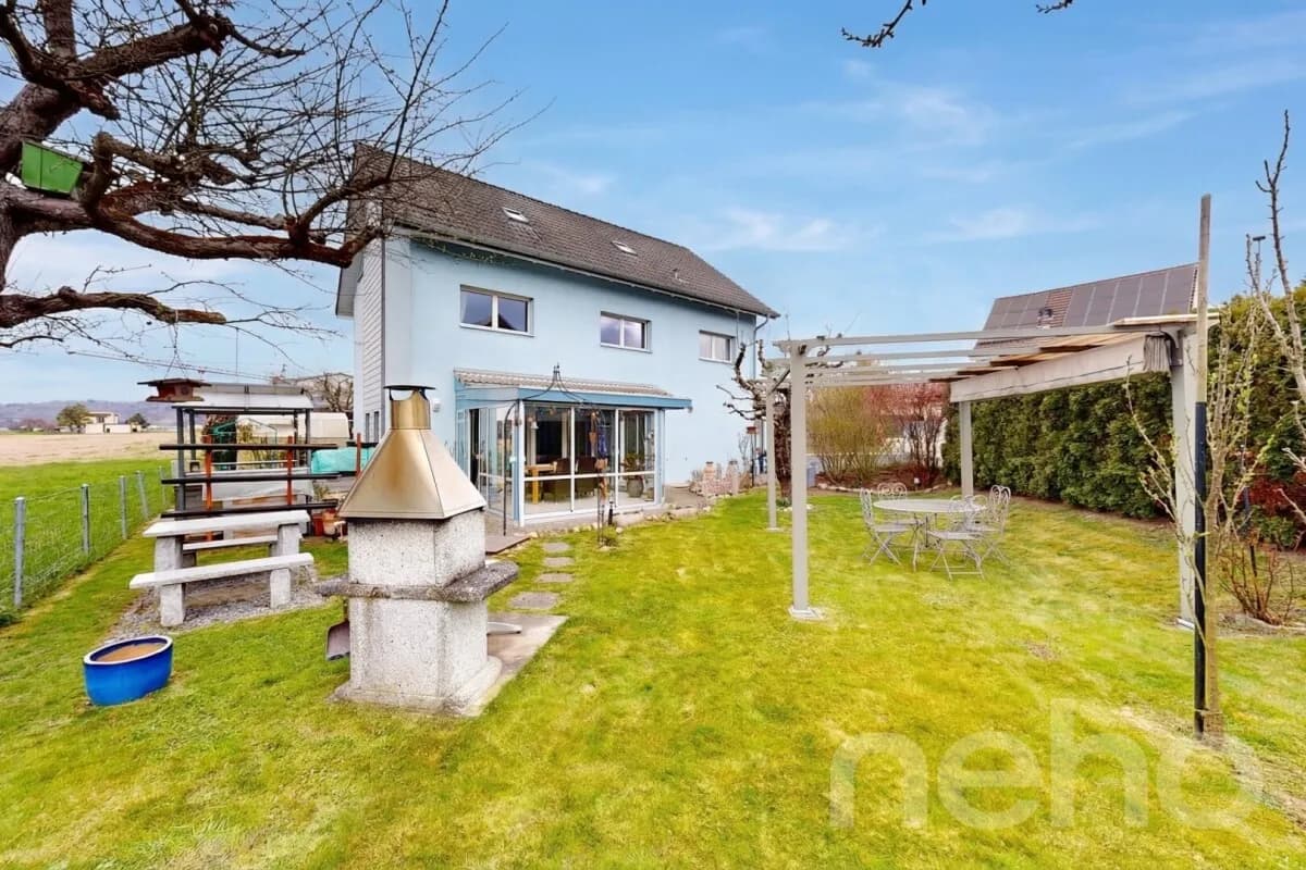 Freistehendes Einfamilienhaus mit sonnigem Garten und Wintergarten