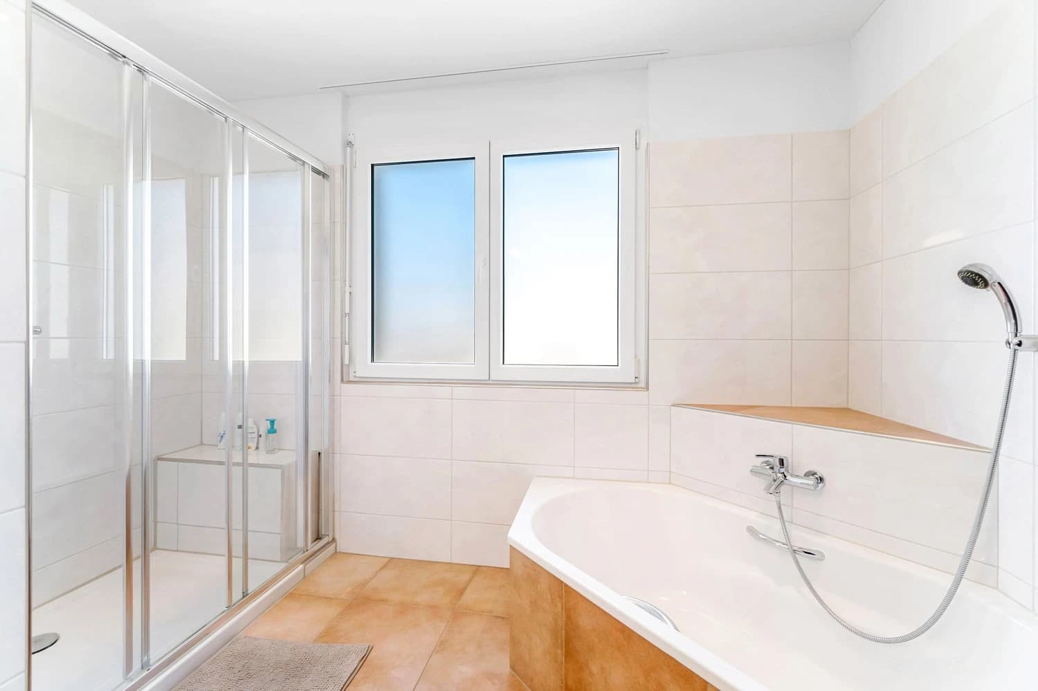 WG-Zimmer mit Wintergarten in der zuckerloser Küche.