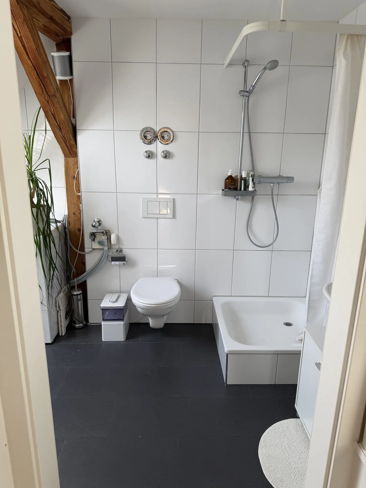 Sanierter Altbau am Bahnhof Enge