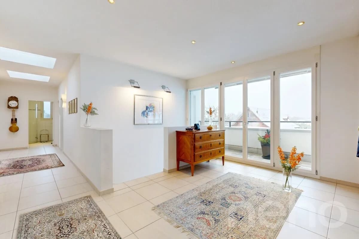 Sonniges Attika-Juwel: Direkter Liftzugang, Cheminée & Panoramasicht