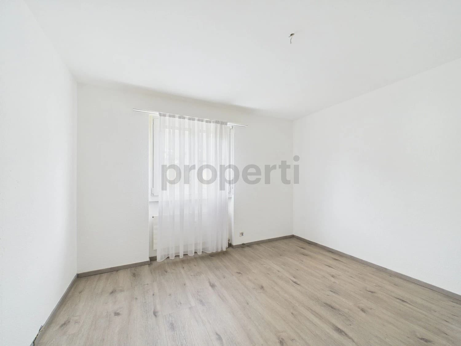 Helle 4-Zimmer-Wohnung mit Balkon und renoviertem Innenausbau in Tecknau (BL)