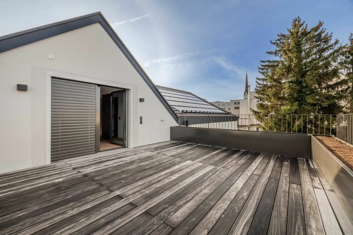 Erstbezug Neubau: Design, Licht & Komfort - Exklusive 5.5 Zimmer-Dachattikawohnung im beliebten Horn