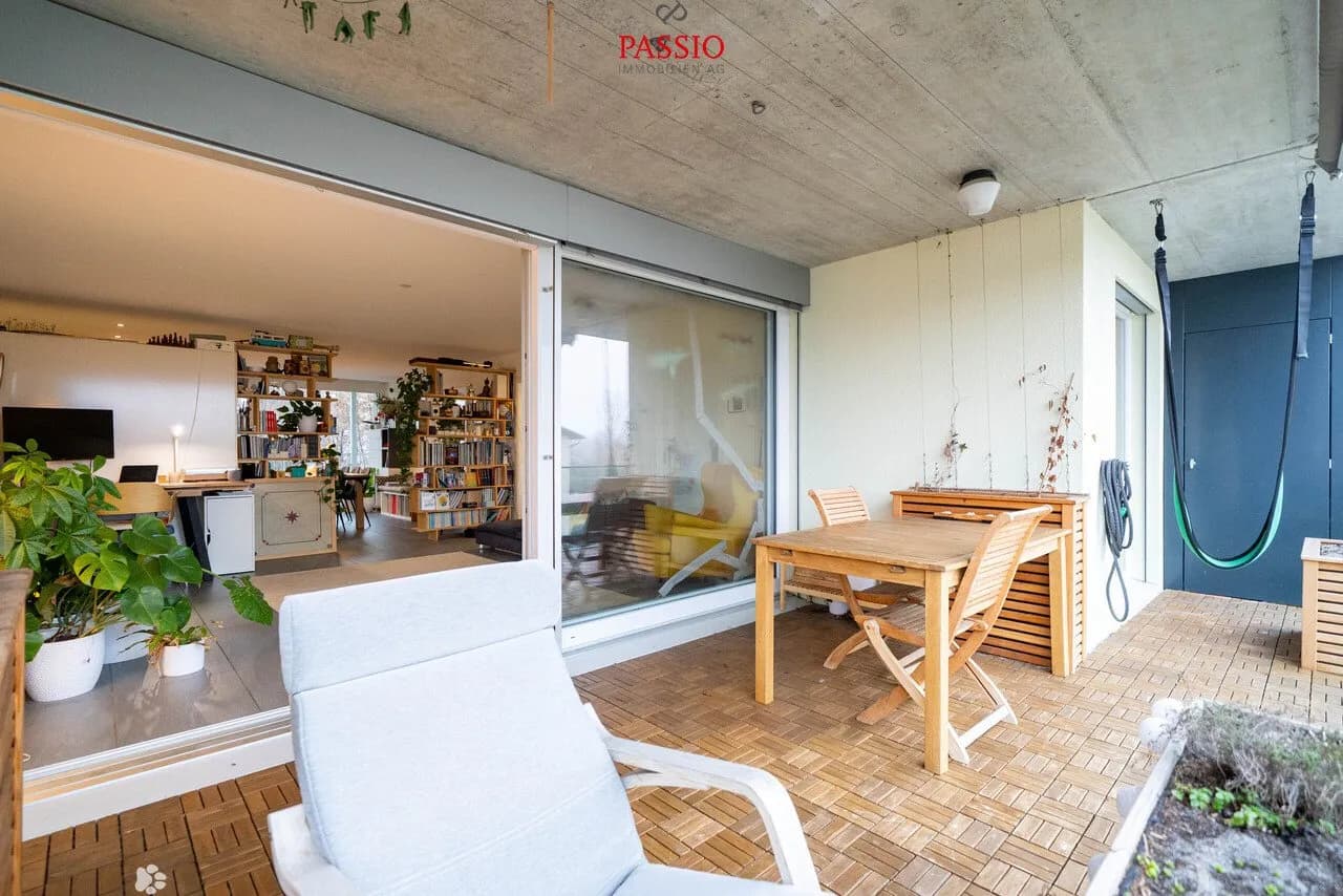 Moderne 4.5-Zimmer Wohnung mit grossem Balkon und Kanalsicht