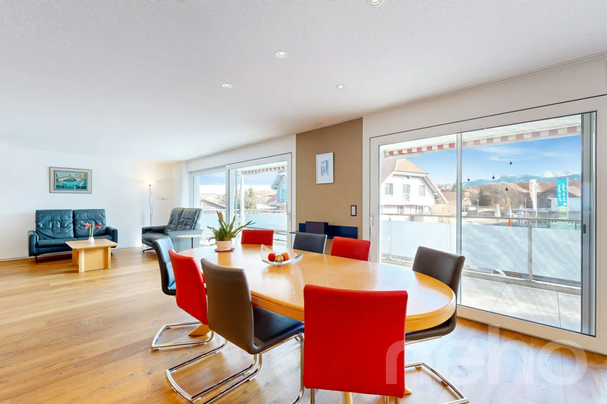Modern, lichtdurchflutet und zentral gelegen mit schöner Weitsicht