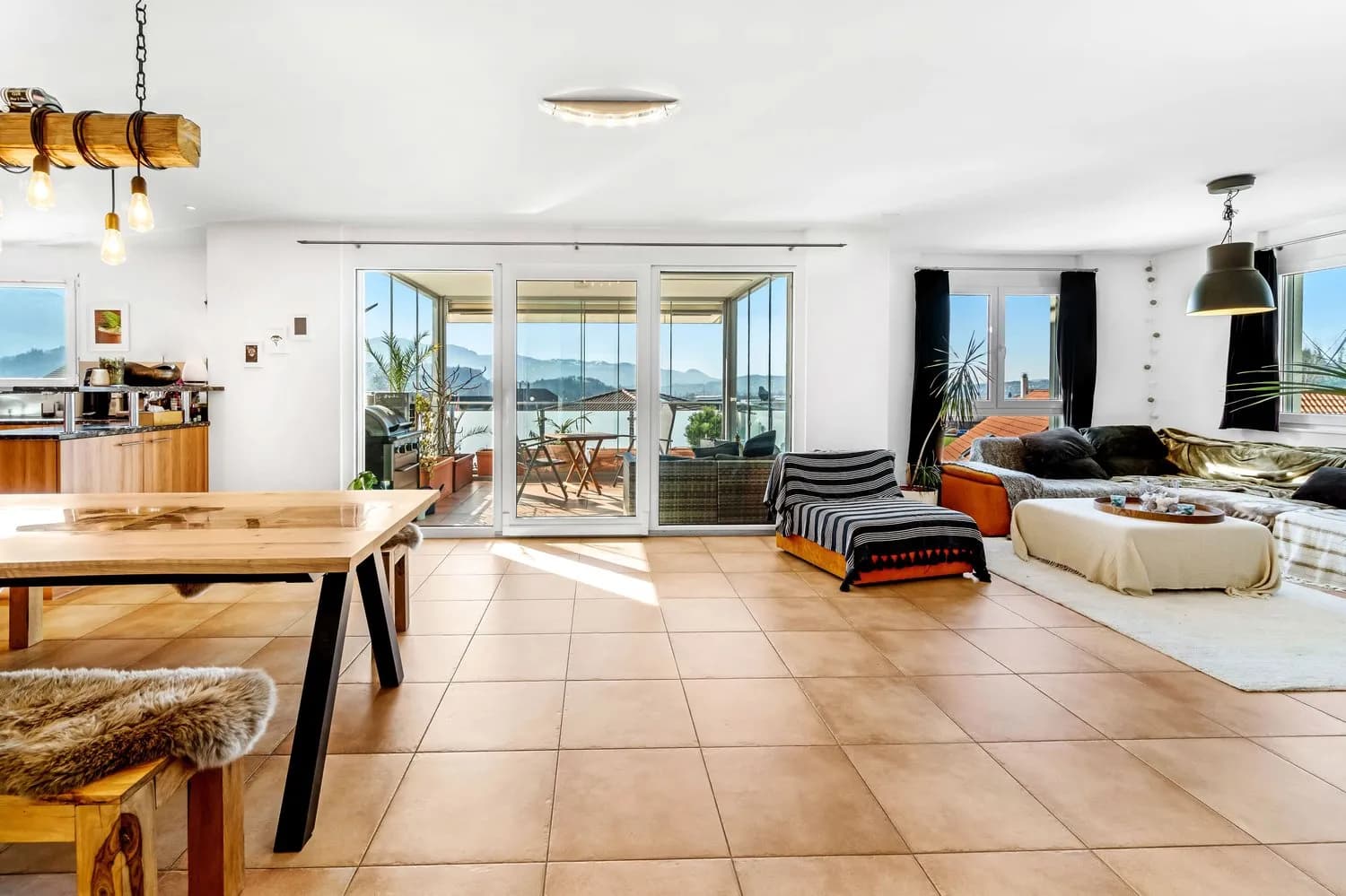 WG-Zimmer mit Wintergarten in der zuckerloser Küche.